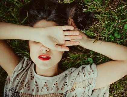 Ligger i gräset och lider av emotionell berusning