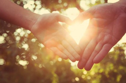 Solljus och händer