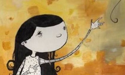 Flicka med ballong som uppnått känslomässig mognad