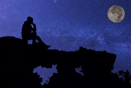 Ensamhet under natthimmel