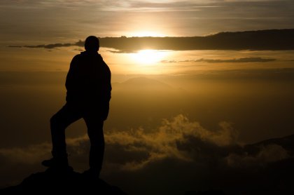 Står på bergstopp och eftersträvar avskiljning