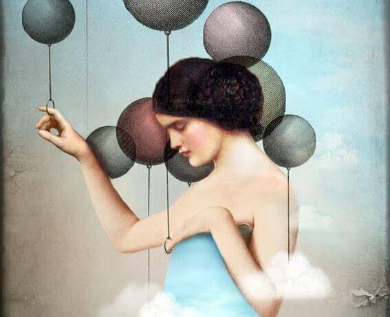 Kvinna med ballonger som kritiserar andra