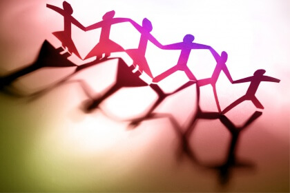 Pappersgubbar som symboliserar öppna förhållanden