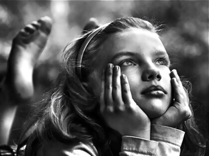 Grubblande flicka som går igenom hårda tider