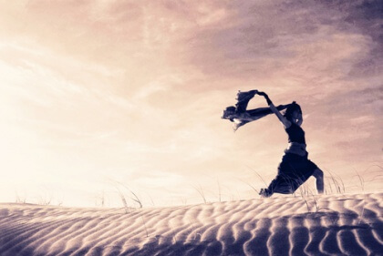 Kvinna på sanddyn