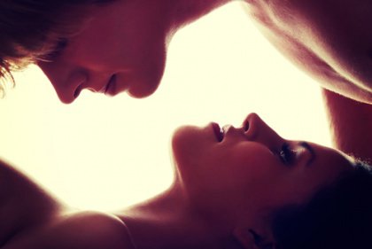 Man och kvinna som har sexuell intelligens