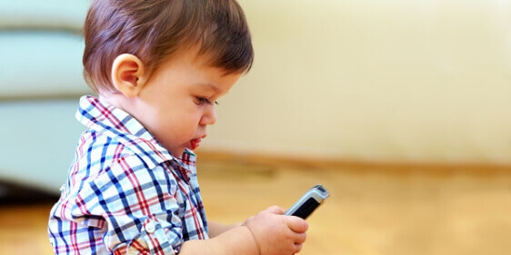 Pojke med mobiltelefon