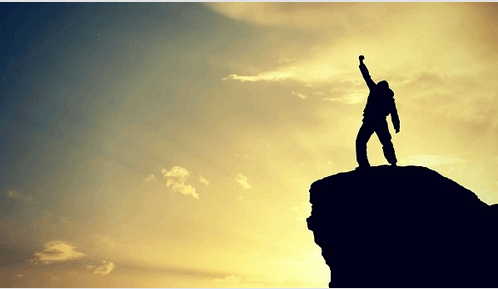 Man på klippa som visar att varje sår är en seger