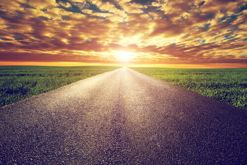 Solnedgång vid väg