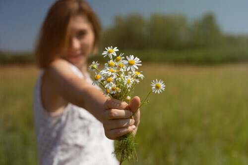 Flicka med blommor