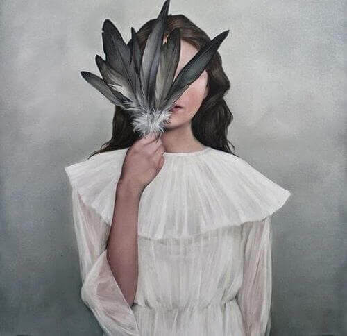 Kvinna med fjäder