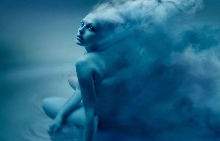 Rykande kvinna som blivit sin egen fiende