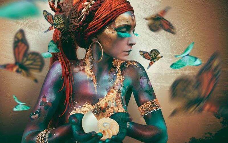 Kvinna med fjärilar