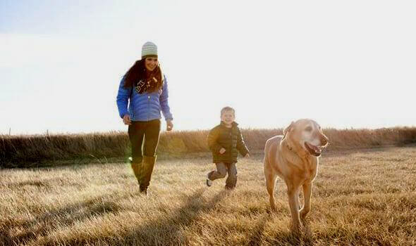 Familj med hund