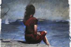 Flicka vid havet som känner sig förlorad