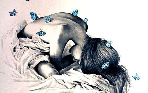 Kvinna i klimakteriet med fjärilar omkring sig