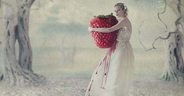 Kvinna med stor jordgubbe