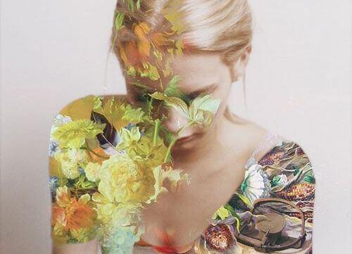 Kvinna täckt i blommor