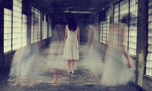 Spöklik kvinna som frigör sig själv