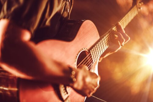 Spelar gitarr
