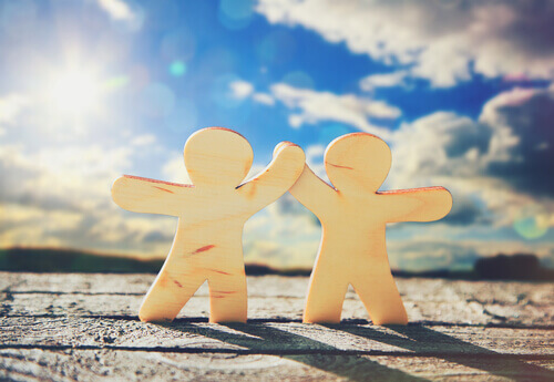 Trägubbar i solen som symboliserar oförglömliga personer