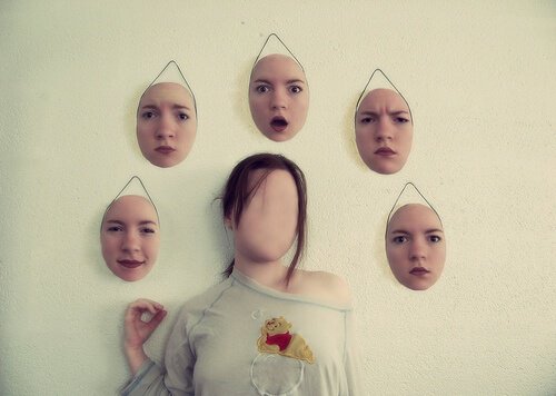 Upphängda ansikten som uppvisar personlighetstyper enligt Jung.