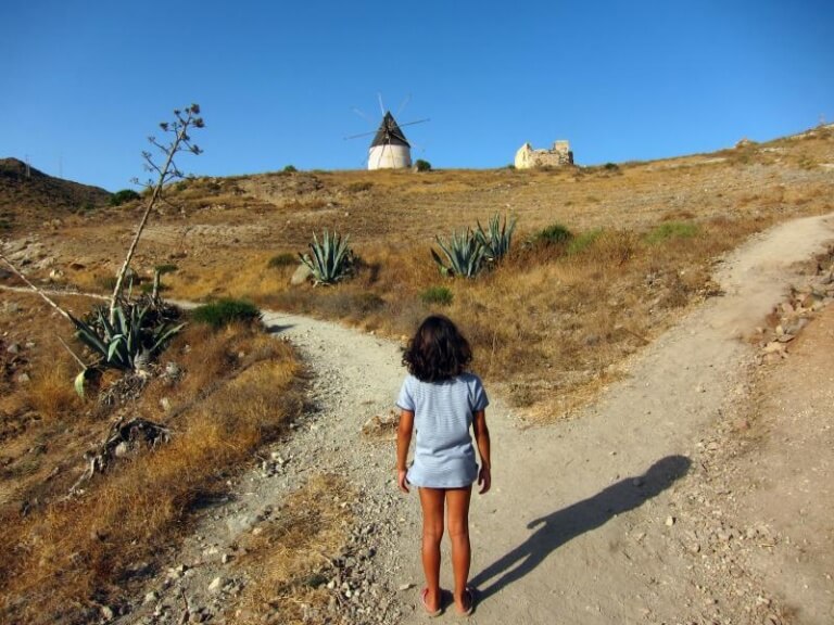 Vägskäl för flicka