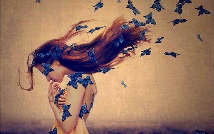 Kvinna med fjärilar som visar känslighet