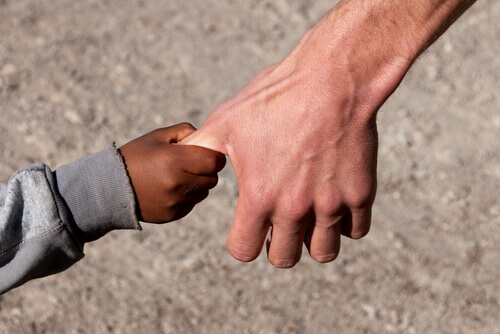 Barn håller mans hand och visar att enda vägen ut är att leva