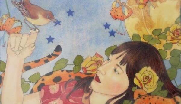 Kvinna håller fågel