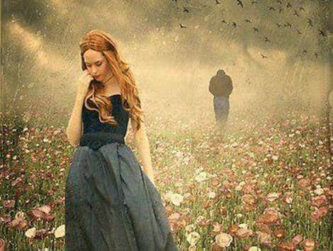 Kvinna i glänta som behöver lära sig bestämd kommunikation