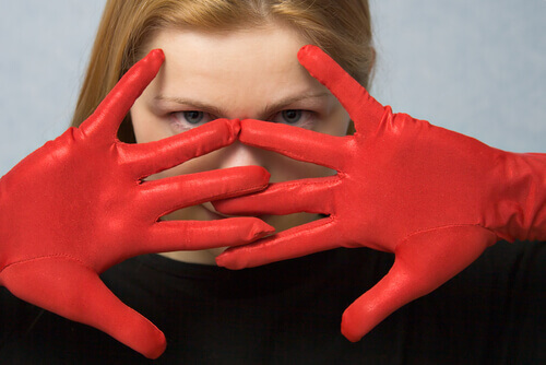 Kvinna med handskar