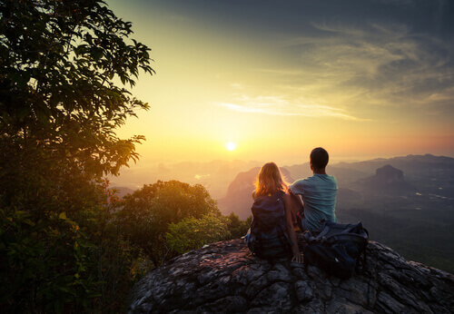 Par i solnedgång på äventyr mot självinsikt