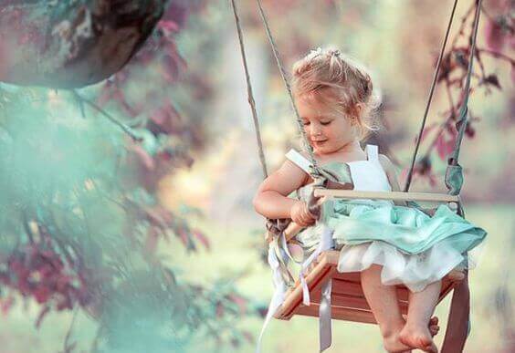 Flicka i gunga som illustrerar vårt emotionella förflutna