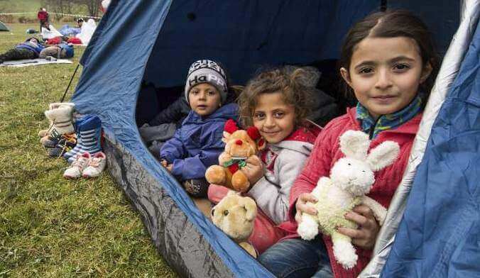 Flyktingbarn i tält