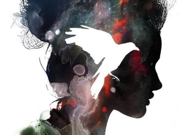 Fågel framför kvinna