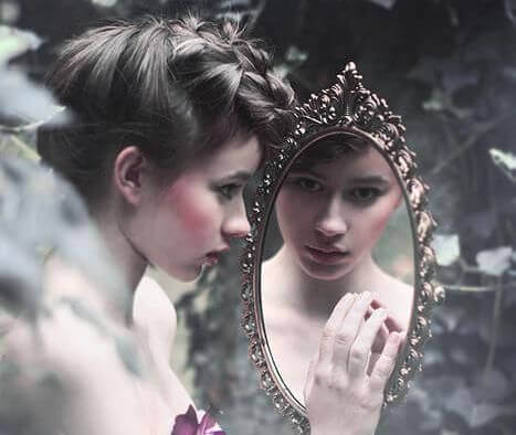 Kvinna och spegel