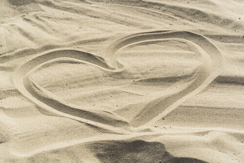 Hjärta ritat i sand