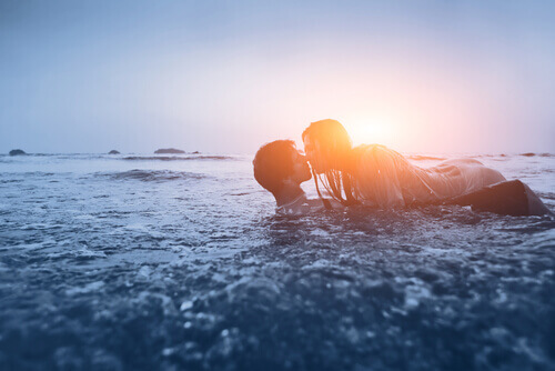 Kyssar på stranden
