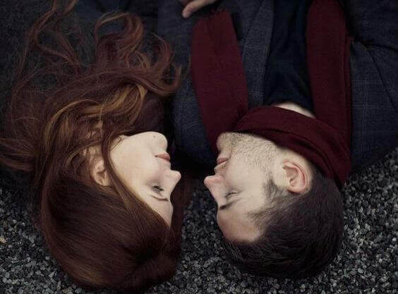 Par som visar hemlig kärlek