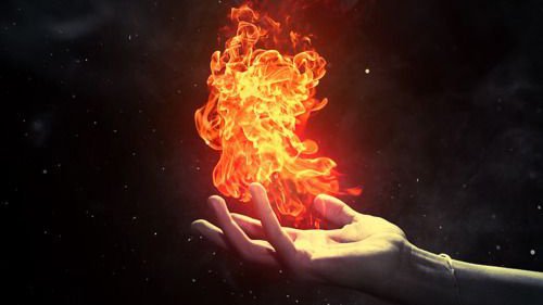 Eld i handen hos person som känner hat