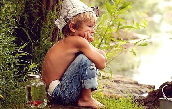 ensambarn vid vatten