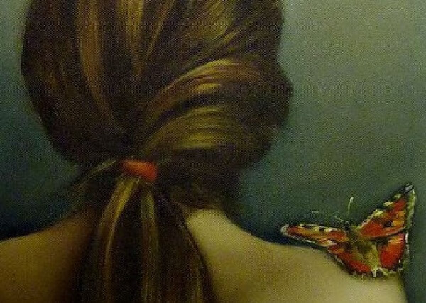 Fjäril på axeln på kvinna med intelligenta öron