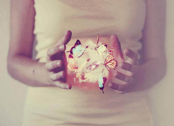 Fjärilar mellan händerna