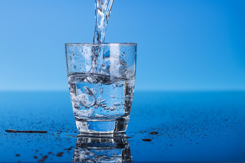 Glas fylls med vatten