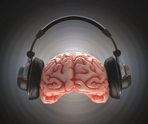Hörlurar på hjärna