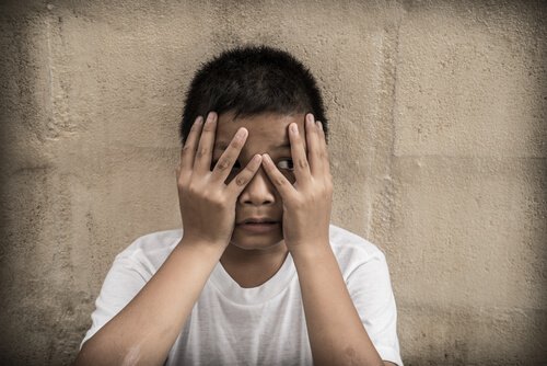 Rädd pojke som tittat på skräckfilmer