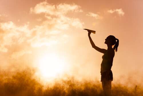 Tjej med pappersplan