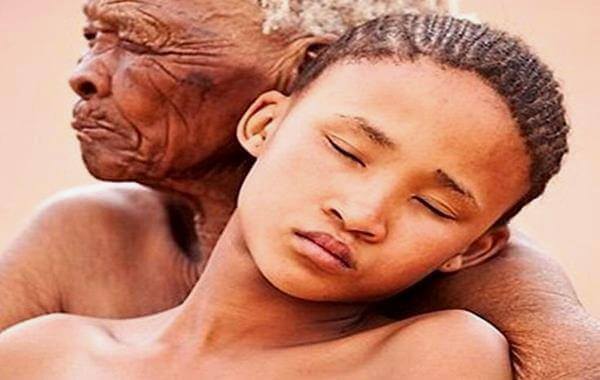 Äldre kvinna med barn visar effekterna av vänlighet