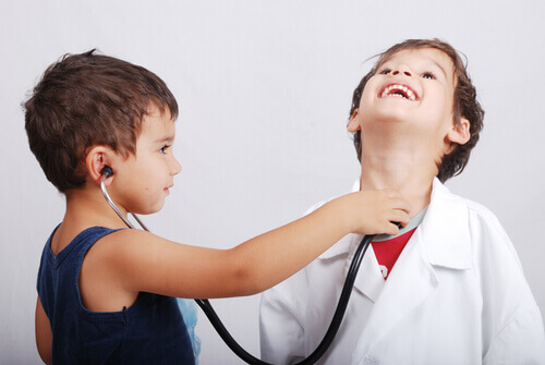 Barn leker doktor